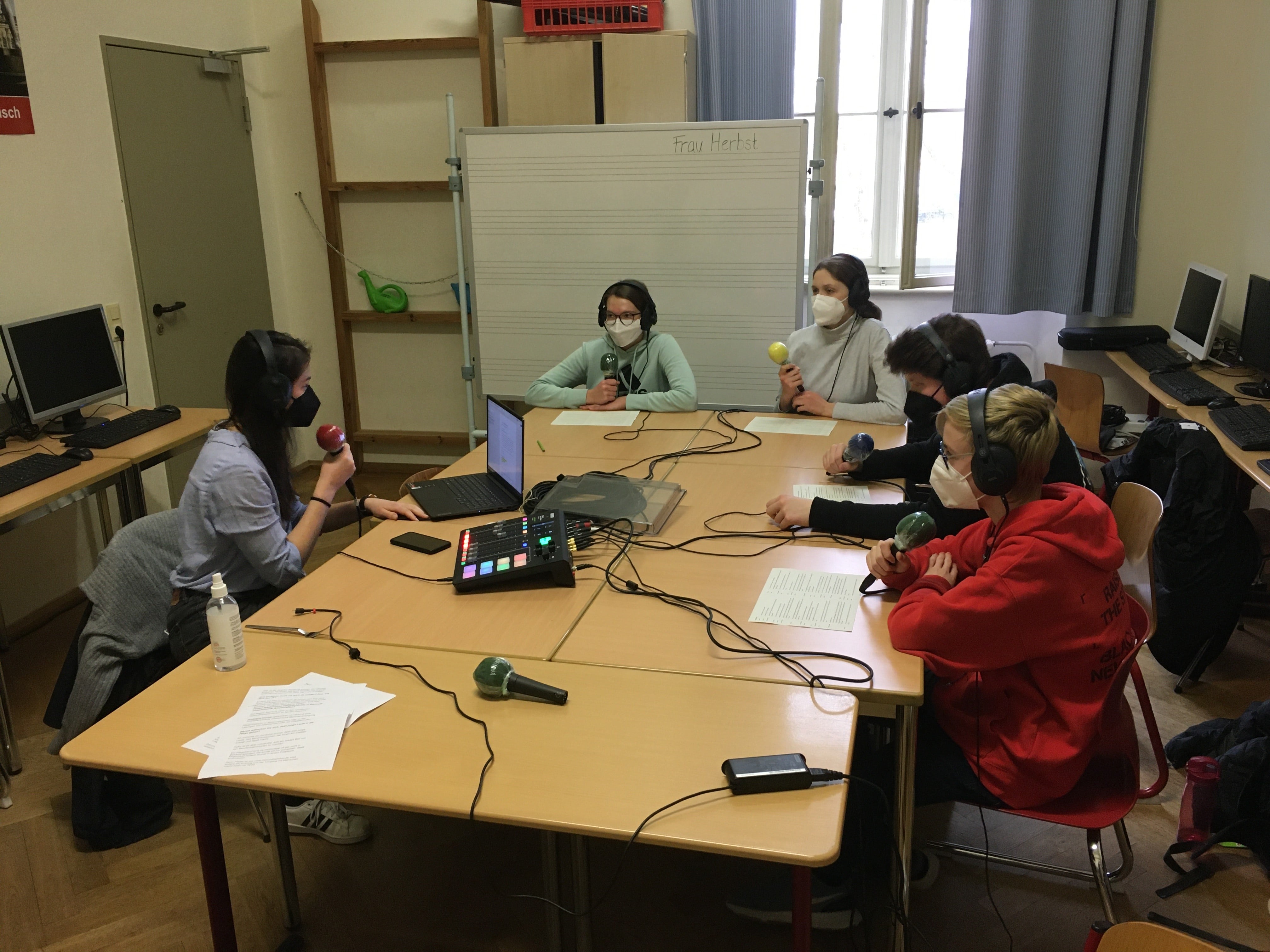 Schülerinnen und Schüler bei der Erstellung des Podcast zur Pflege am Markgräfin Wilhelmine Gymnasium