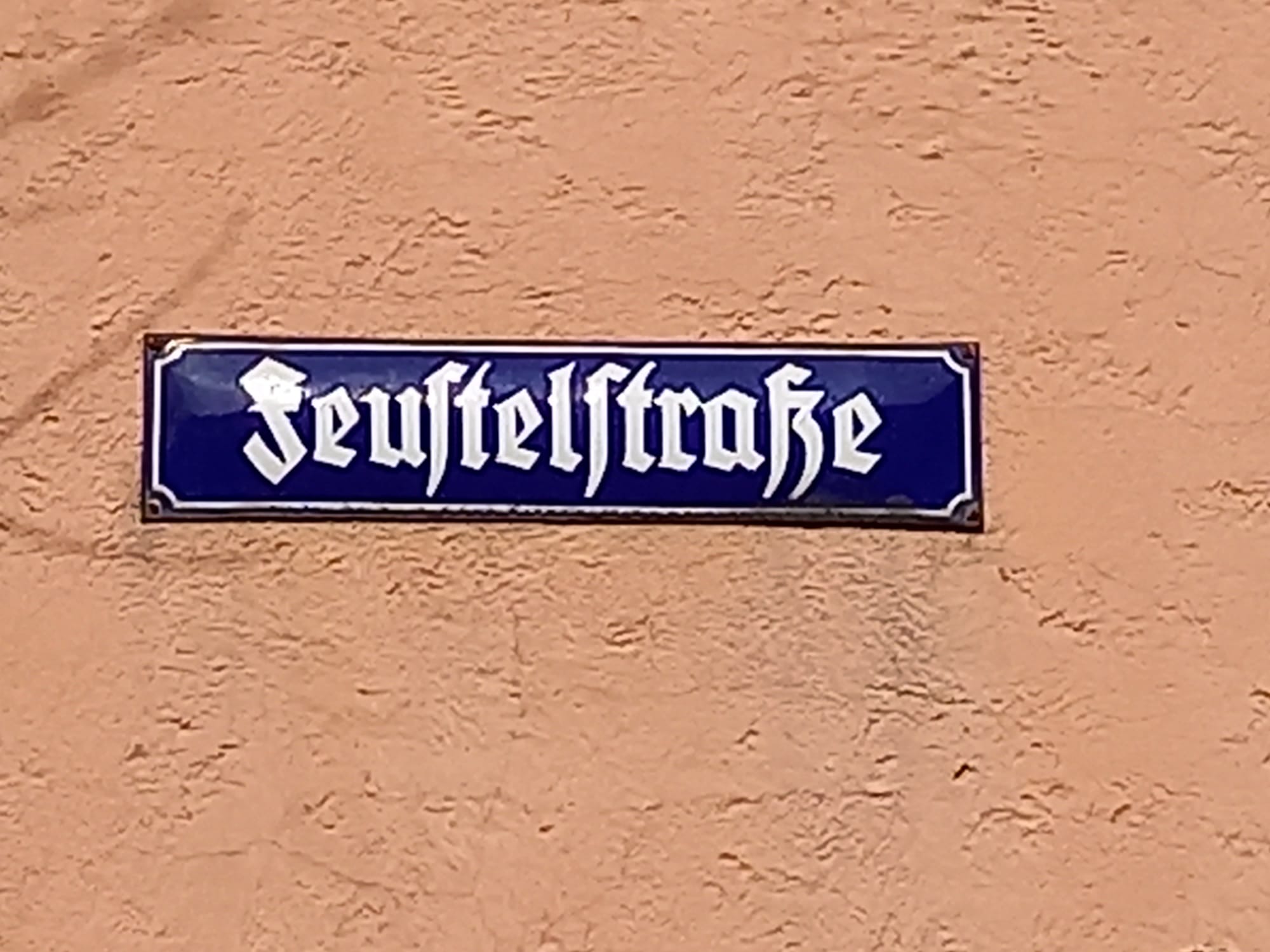 Blick auf ein historischen Straßenschild der Feustelstraße