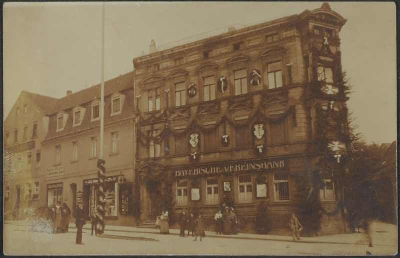 Historische Postkarte; Bankgebäude der Bayerischen Vereinsbank (Bahnhofstraße 12) (Postkarte, ohne Verlag, undatiert)