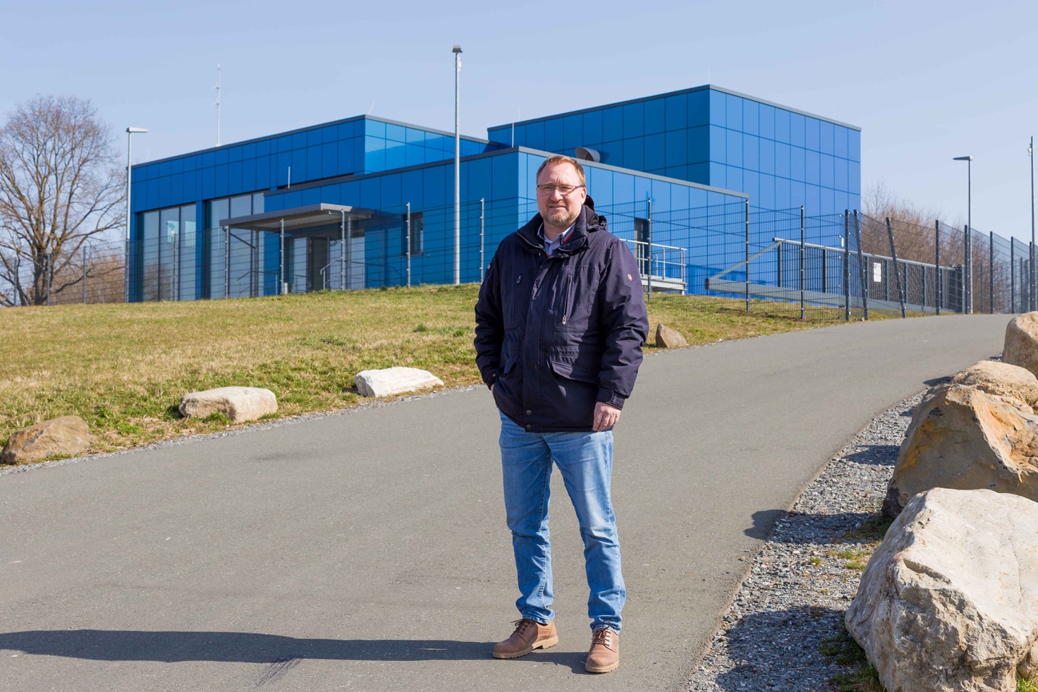weltwassertag-klaus-markolf-stadtwerke-bayreuth Klaus Markolf, Leiter des Netzmanagements bei den Stadtwerken, vor dem jüngst sanierten Wasserwerk auf dem Eichelberg.