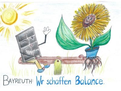 Ein gemaltes Bild zeigt eineSonnenblume und ein Solarmodul auf einer Wippe.