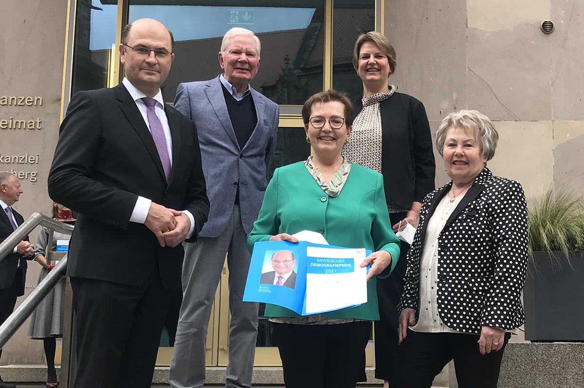 Demografiepreis-2021 Minister Füracker mit Vertretern von LeNa Bayreuth