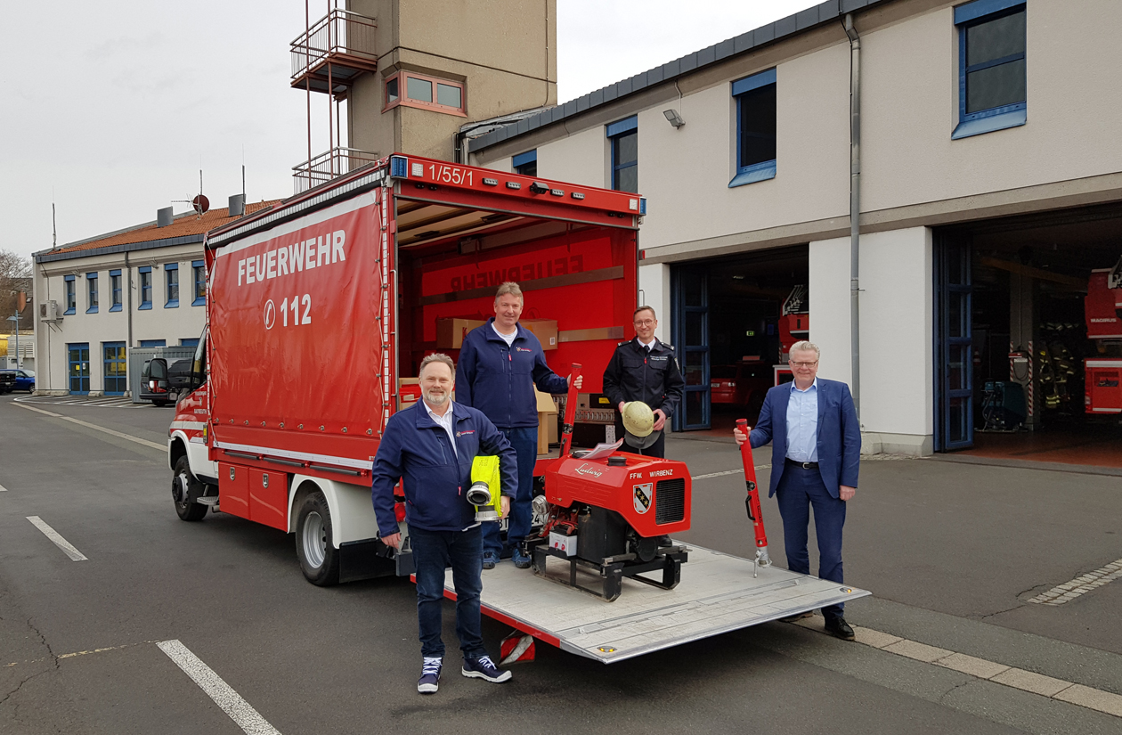 Feuerwehrhilfe für Ukraine OB Ebersberger, Feuerwehr-Vorstand Bauske und zwei Mitarbeiter stehen vor einem Feuerwehr-Transportfahrzeug.