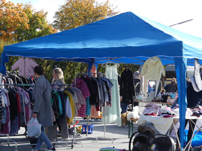 Ein Flohmarkt-Stand mit Pavillon, verschiedenen Kleiderständern