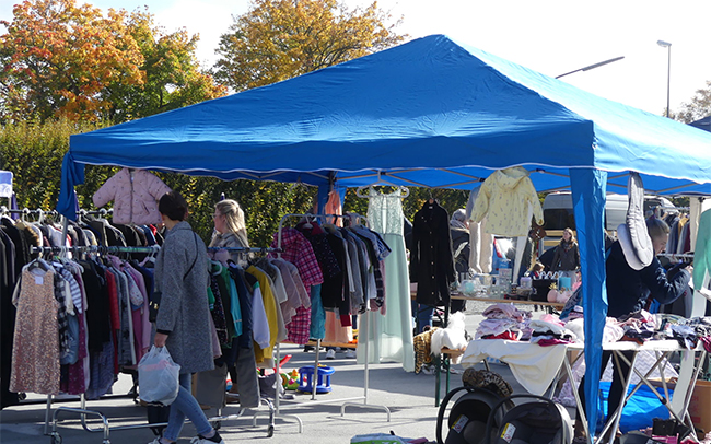 Ein Flohmarkt-Stand mit Pavillon, verschiedenen Kleiderständern