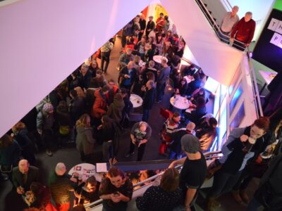 Blick ins Foyer des ZENTRUM mit vielen Menschen.