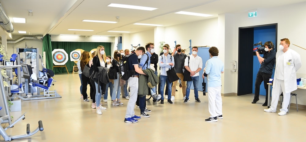 Eine Gruppe Studierenden in einem Gang des Klinikums.