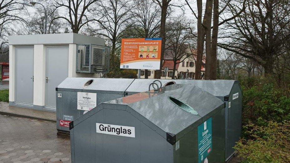 Wertstoffsammelplatz mit Grünglas-Container.