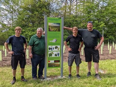 Unser Foto zeigt den Leiter des Stadtgartenamtes Robert Pfeifer (2. von links) mit dem Team der Firma Scheiblhofer, das extra aus dem österreichischen Burgenland angereist war.