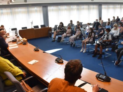 Im Sitzungssaal des Rathauses sitzen zahlreiche Kinder mit Begleitpersonen.