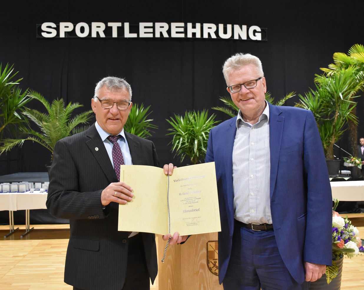 sportlerehrung 01 Roland Dörfler und OB Thomas Ebersberger halten eine Urkunde.