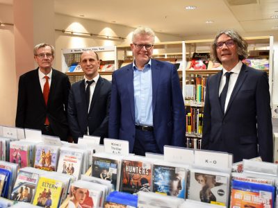 Dr. Harald Rehm, Kulturreferent Stegmayer, OB Ebersberger und Bibliotheksleiter Weinreich hinter einem Büchertisch.