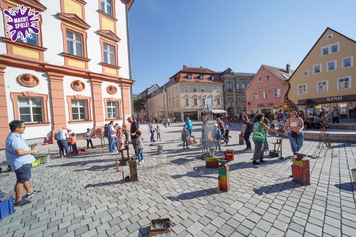 Spiele Parcour mit zahlreichen Stationen im Ehrenhof in Bayreuth