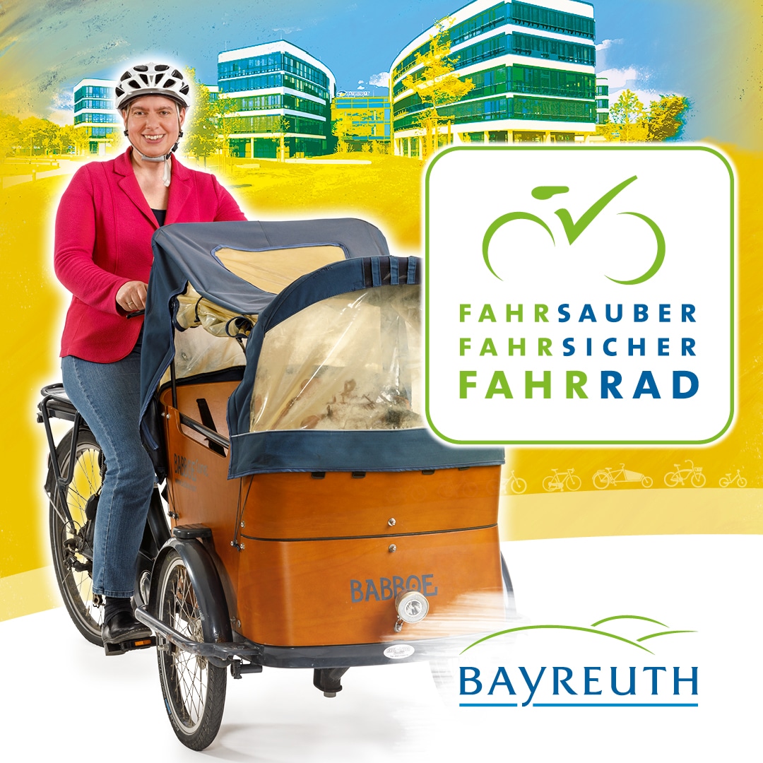 Post-Evi Eine Frau mit Fahrradhelm sitzt auf einem bepackten Lastenrad.