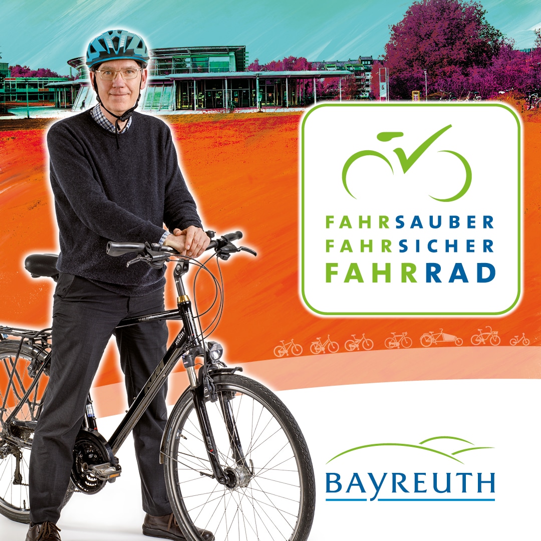 Post-Sander Ein älterer Mann mit Fahrradhelm hält sein Fahrrad.
