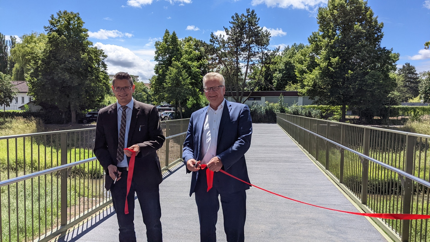 Alexander Lauer und OB Thomas Ebersberger durchschneiden ein rotes Band.