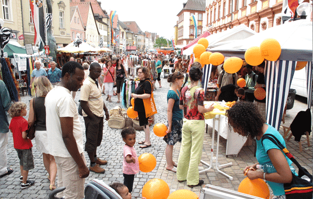 Publikumsandrang vor mehreren STänden in der Fußgängerzone.