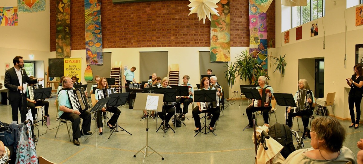 Bürgermeister Andreas Zippel und die Musiker/innen des 1. Harmonika-Clubs Bayreuth beim Benefizkonzert.