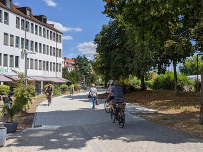 Blick auf den neuen Radweg mit Fahrradfahrern