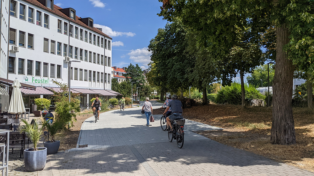 Blick auf den neuen Radweg mit Fahrradfahrern