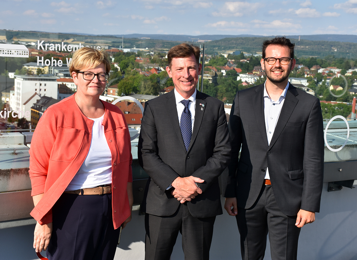 Annette Kramme, Timothy E. Liston, Andreas Zippel auf der Dachterrasse des Neuen Rathauses