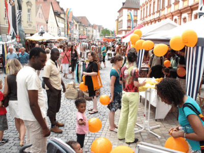 Menschen in der Fugängerzone an Verkaufsständen. | Foto: Afrika-Festival