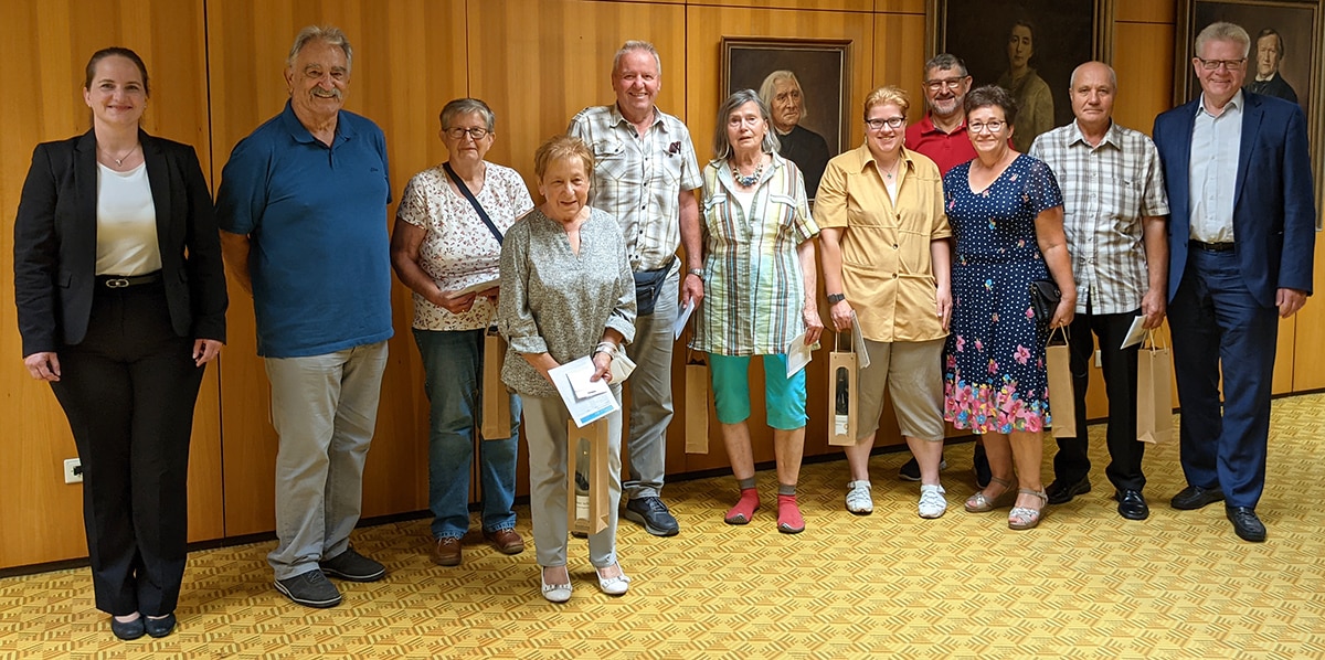 Ehrung-Schulweghelfer-2022-3 Die Geehrten mit Oberbürgermeister Thomas Ebersberger und Sandra Hempfling.