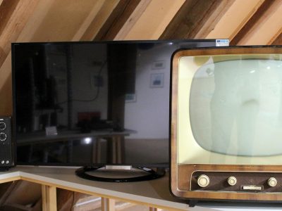Drei alte TV-Geräte.