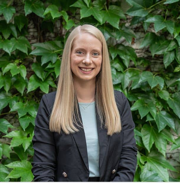 Anja Pasquet schaut lächelnd in die Kamera