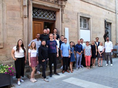 Vor dem Kunstmuseum Bayreuth steht eine Gruppe aus Unternehmern und Gründern beisammen