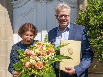 Dr. Karla Fohrbeck mit Blumenstrauß und OB Ebersberger.