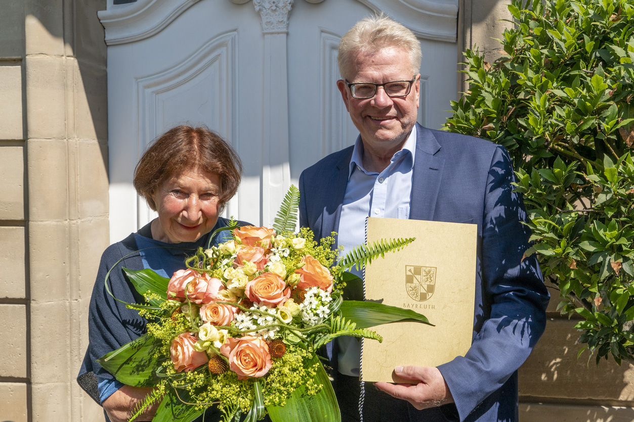 Kulturpreis.b OB Ebersberger und Dr. Fohrbeck mit Blumenstrauß.
