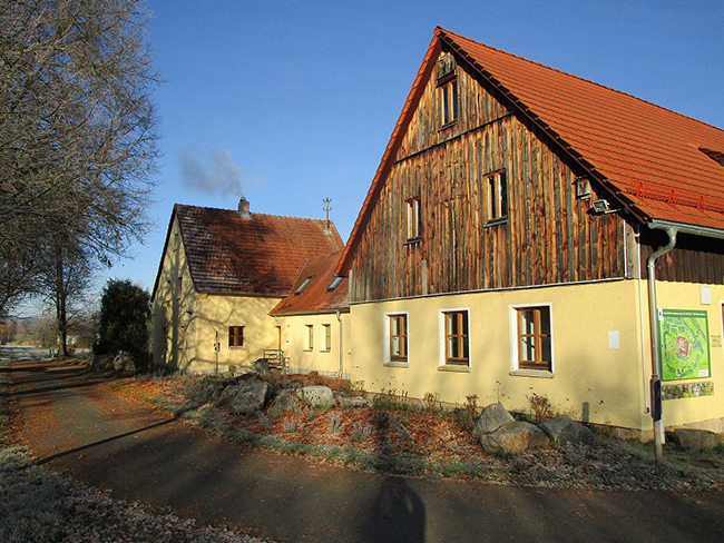 Blick auf die Gebäude des Lindenhofs