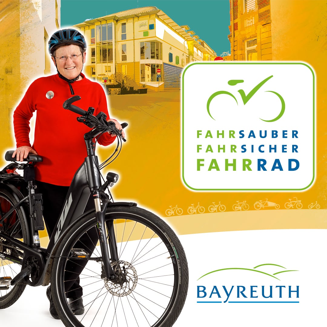 Post-Wil Eine ältere Frau steht an ihrem E-Bike
