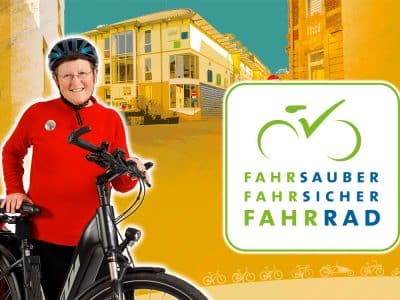 Eine ältere Frau mit E-Bike