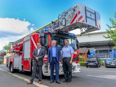OB Eberbsberger, Stadtbrandrat Herrmann und Vertriebsleiter Tauber vor den neuen Feuerwehrfahrzeug.