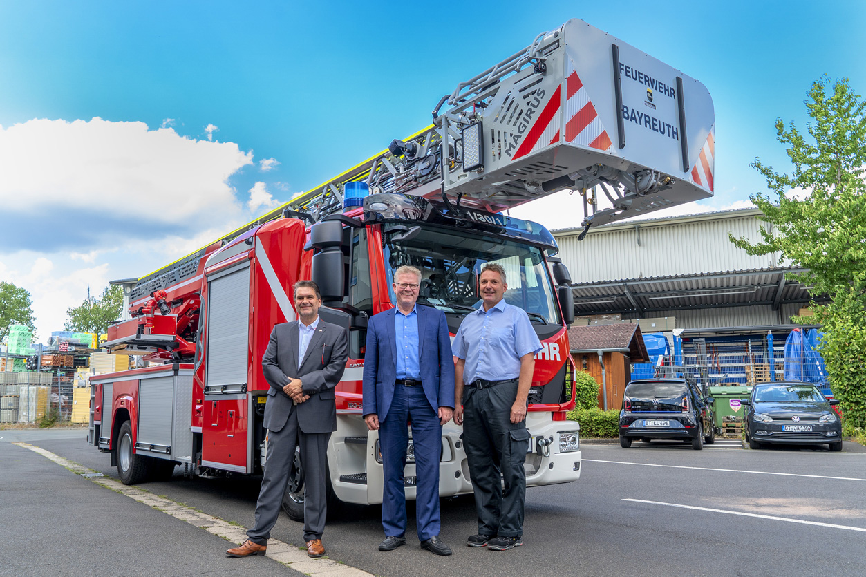 OB Ebersberger, Stadtbrandrat Herrmann und Vertriebsleiter Tauber vor dem neuen Feuerwehrfahrzeug.
