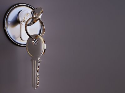 Ein Schlüssel steckt in einem Turschloss.