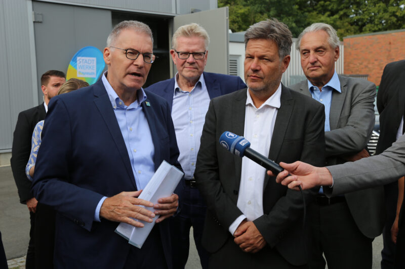 Jürgen Bayer (Geschäftsführer Stadtwerke Bayreuth), Thomas Ebersberger (Oberbürgermeister Stadt Bayreuth), Robert Habeck (Bundeswirtschaftsminister), Prof. Dieter Brüggemann (Leiter Zentrum für Energietechnik an der Universität Bayreuth).