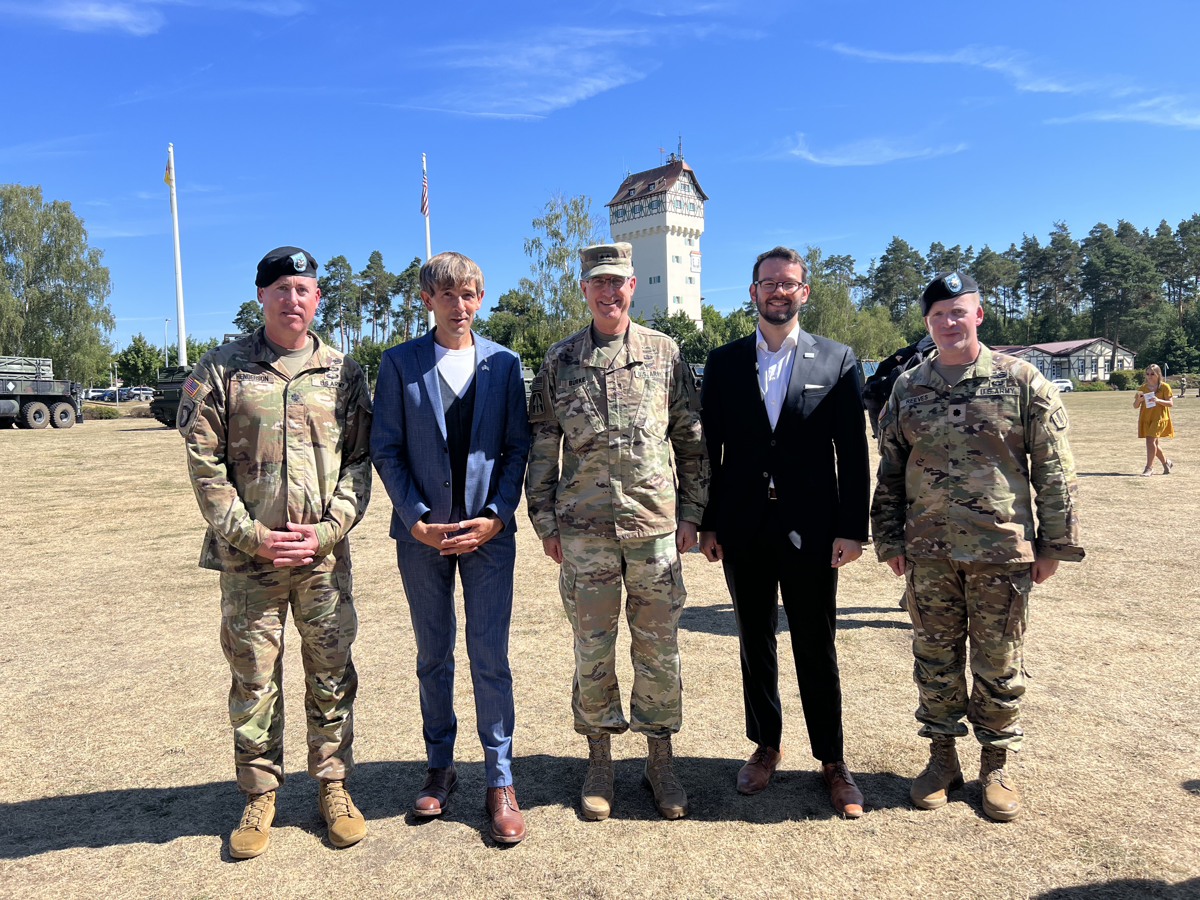 Unser Bild zeigt (von links nach rechts): Lieutenant Colonel Dave Henderson (Commander 1-6 Field Artillery Regiment), Bürgermeister Wolfgang Nierhoff (Stadt Pegnitz), Major General Robert Burke (Deputy Commanding General V Corps, Ansbach), 2. Bürgermeister Andreas Zippel (Stadt Bayreuth) und Lieutenant Colonel Derek Reeves (Commander 1-77 Field Artillery Regiment).