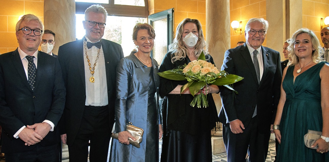 Besuch Steinmeier Besuch im Festspielhaus (von links): Ulrich Jagels (kaufmännischer Geschäftsführer der Bayreuther Festspiele), Oberbürgermeister Thomas Ebersberger, Elke Büdenbender, Gattin des Bundespräsidenten, Festspielleiterin Katharina Wagner, Bundespräsident Frank-Walter Steinmeier und Europaministerin Melanie Huml. | © Bayreuther Festspiele / Enrico Nawrath