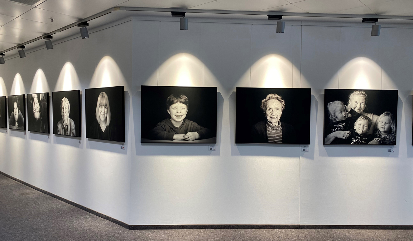 Blick auf zwei Ausstellungswände mit großen Schwarz-Weiß-Portraitaufnahmen.