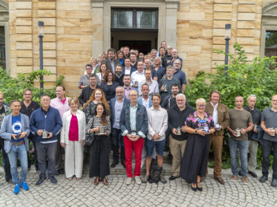 Zahlreiche Mitwirkende der Bayreuther Festspiele stehen vor dem Eingang von Haus Wahnfried.