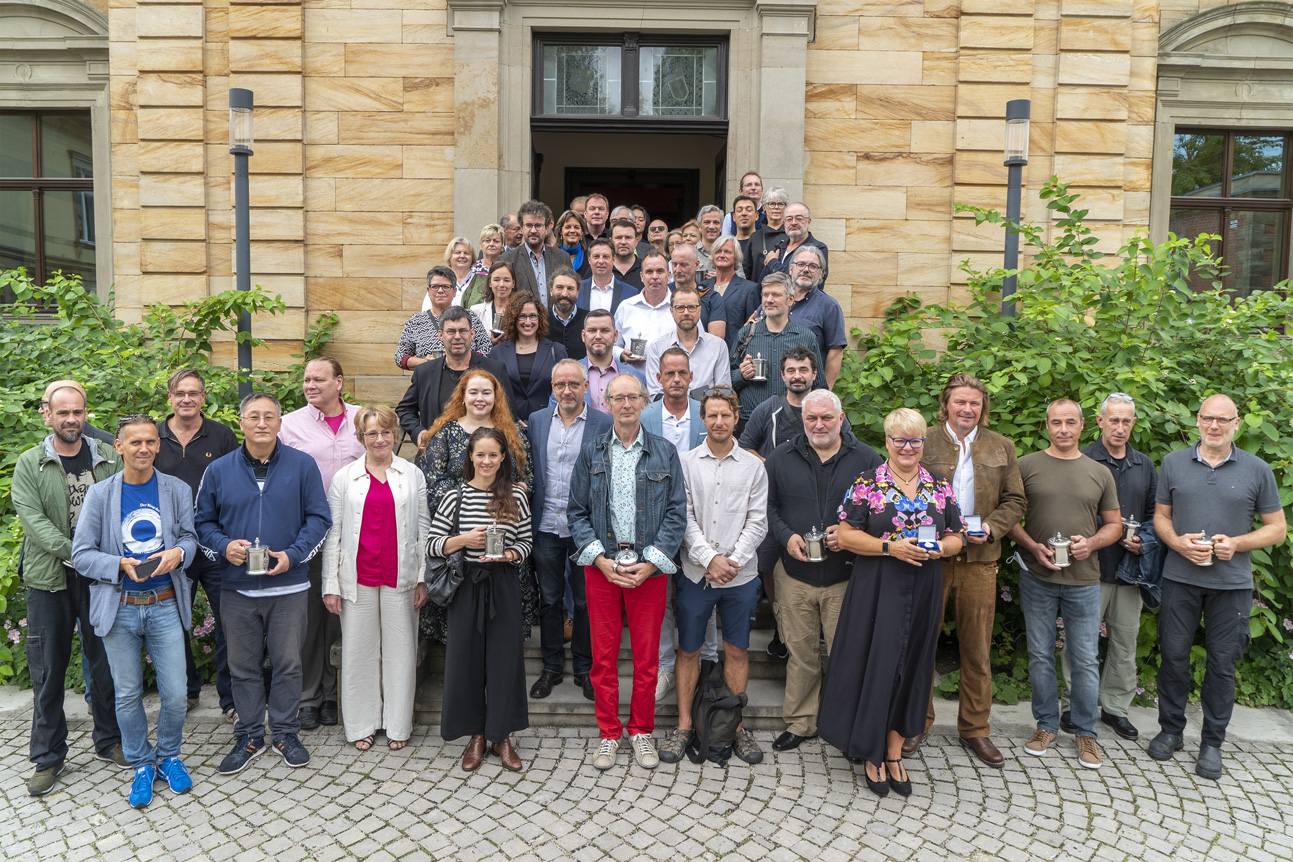 Zahlreiche Mitwirkende der Bayreuther Festspiele stehen vor dem Eingang von Haus Wahnfried.