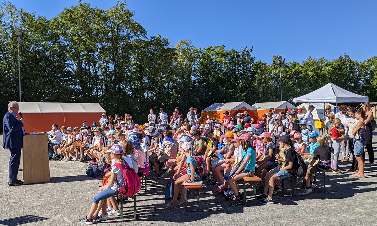 Zahlreiche Kinder hören OB Ebersberger bei der Begrüßung zu.