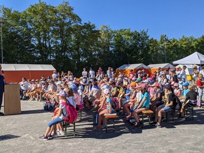 Zahlreiche Kinder hören OB Ebersberger bei der Begrüßung zu.