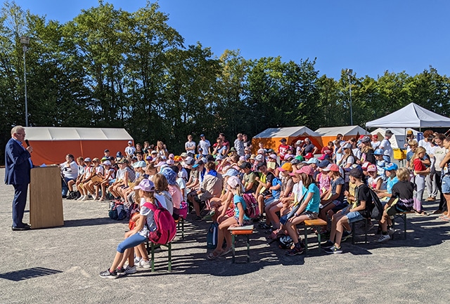 Zahlreiche Kinder hören OB Ebersberger bei der Begrüßung zu.