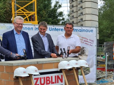 Bei der Grundsteinlegung zu sehen sind von links: Architekt Peter Kuchenreuther, OB Ebersberger, GF Prokscha, stellvertretender Projektleiter Rainer Altkofer/GEWOG, Polier Willibald Zitzmann/Züblin.