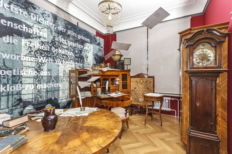 Blick in ein Ausstellungszimmer mit alten Möbeln.