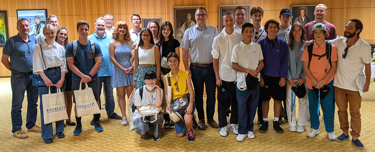 Die Skater/innen und Ferienjobber/innen gemeinsam mit 3. Bürgermeister im Neuen Rathaus nebeneinander gestellt.